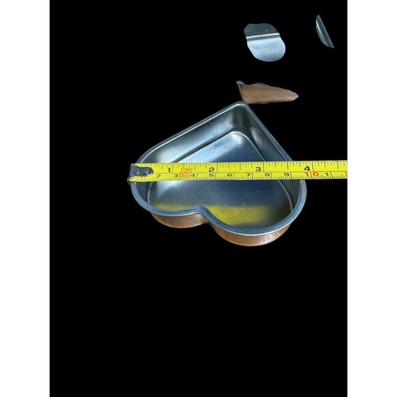 3-Piece Bakeware Set: Heart Round & Loaf Cake Pan. 2 tins 1 plastic . Baking - Picture 4 of 12
